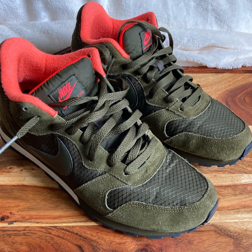 Nike md runner shoes